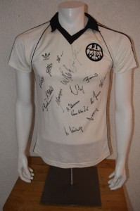 1981_Matchworn_Harald_-Schaedelharry-_Karger_DFB_Pokalendspiel_gegen_Kaiserslautern_vorn