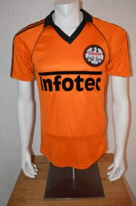 1981_Spielertrikot_(Autogramm-Karten_etc.)_mit_aufgebuegeltem_Adler_vorn