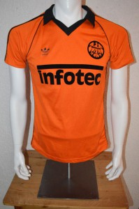 1981_Spielertrikot_(Autogramm-Karten_etc.)_mit_geflocktem_Adler_vorn