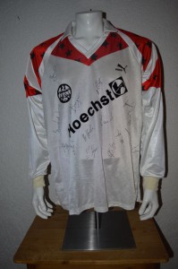 1988_-_1990_Matchworn_Spielertrikot_Away_langarm_mit_den_Unterschriften_der_Mannschaft_vorn