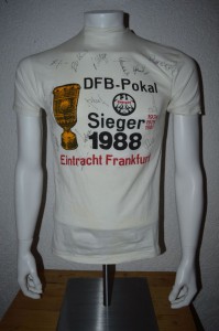 1988_T-Shirt_anlaesslich_des_DFB_Pokalsieges_gegen_VFL_Bochum_mit_Unterschriften_der_Mannschaft