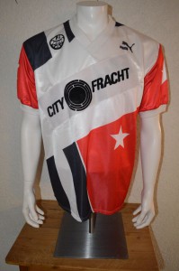 1991_-_1992_Matchworn_Charly_Koerbel_-_Hoechst_Werbung_wurde_uebernaeht_um_es_für_die_Amateure_weiterzunutzen_nach_Sponsorenwechsel_vorn