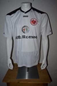 2013_-_2014_Matchworn_22.08.13_Johannes_Flum_-_Wegen_der_Farbgebung_der_Trikots_des_Gegners_musste_die_Eintracht__ihre_weissen_Trainingstrikots_beflocken_lassen_um_damit_zu_spielen